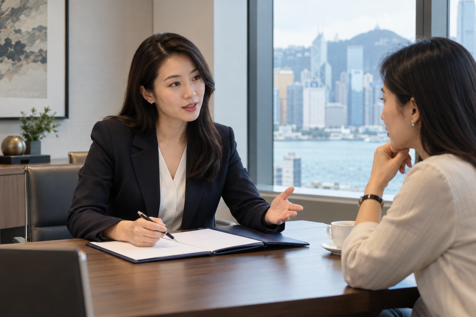亞洲專業顧問向客戶講解安排